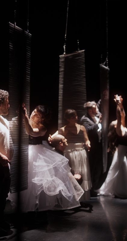 Bailarines contemporáneos en el escenario durante una presentación del Festival LOFT