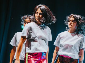Bailarines contemporáneos en el escenario durante una presentación del Festival LOFT