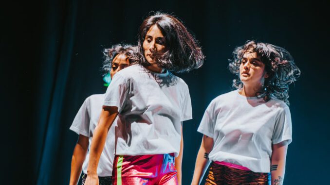 Bailarines contemporáneos en el escenario durante una presentación del Festival LOFT