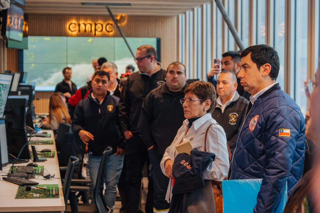 Voluntarios de Bomberos de La Araucanía durante la capacitación sobre control de incendios rurales en instalaciones de CMPC
