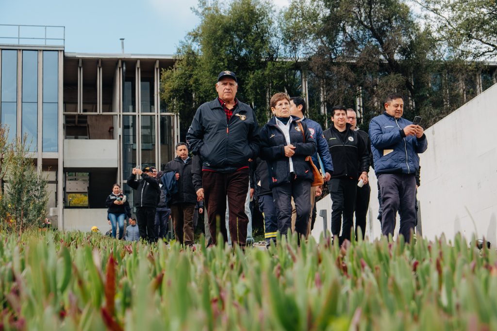 Voluntarios de Bomberos de La Araucanía durante la capacitación sobre control de incendios rurales en instalaciones de CMPC