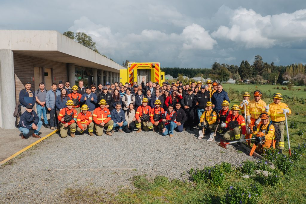 Voluntarios de Bomberos de La Araucanía durante la capacitación sobre control de incendios rurales en instalaciones de CMPC