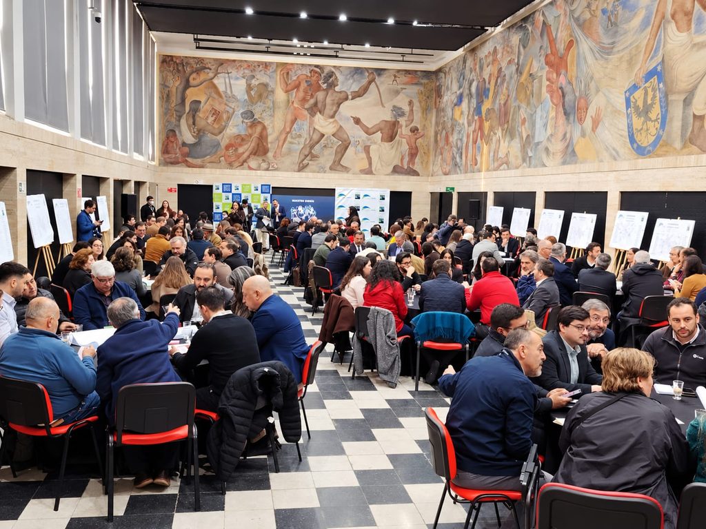 Representantes de diversos sectores regionales reunidos en el encuentro de la Estrategia Biobío 2050.
