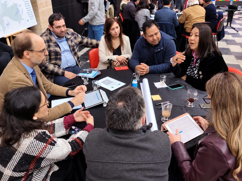 Representantes de diversos sectores regionales reunidos en el encuentro de la Estrategia Biobío 2050.