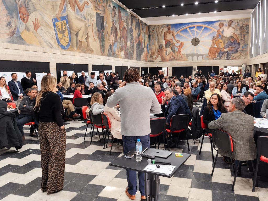 Representantes de diversos sectores regionales reunidos en el encuentro de la Estrategia Biobío 2050.