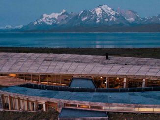 Hotel de lujo en la Patagonia chilena con vistas a las montañas bajo el reconocimiento Llaves MICHELIN