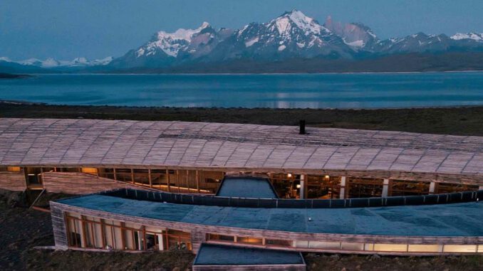 Hotel de lujo en la Patagonia chilena con vistas a las montañas bajo el reconocimiento Llaves MICHELIN