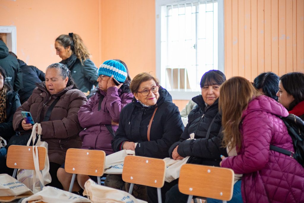 Emprendedores del Biobío recibiendo maquinaria y herramientas para reactivar sus negocios tras los incendios