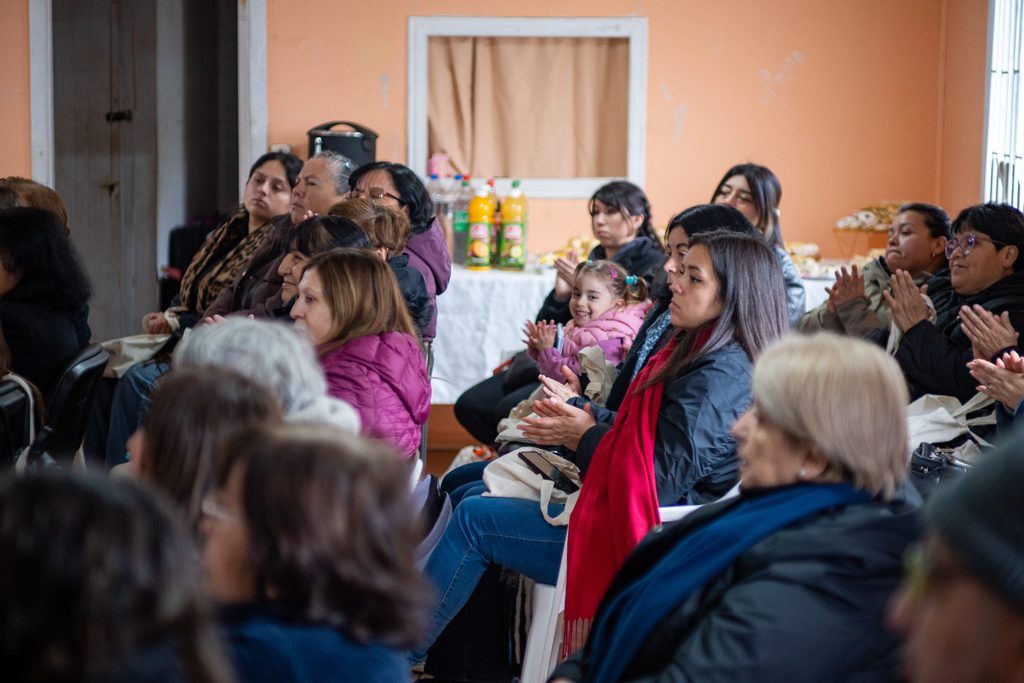 Emprendedores del Biobío recibiendo maquinaria y herramientas para reactivar sus negocios tras los incendios