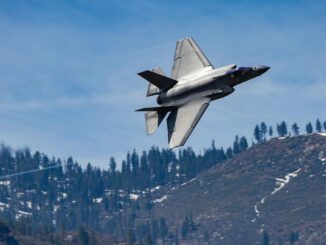 Aviones de combate y equipamiento militar de la Fuerza Aérea de Chile en una base aérea