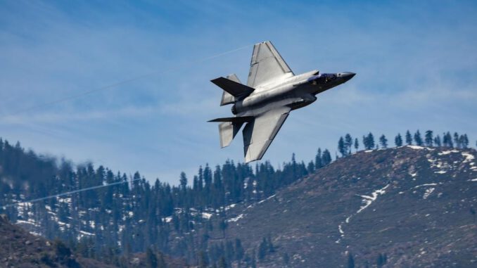 Aviones de combate y equipamiento militar de la Fuerza Aérea de Chile en una base aérea