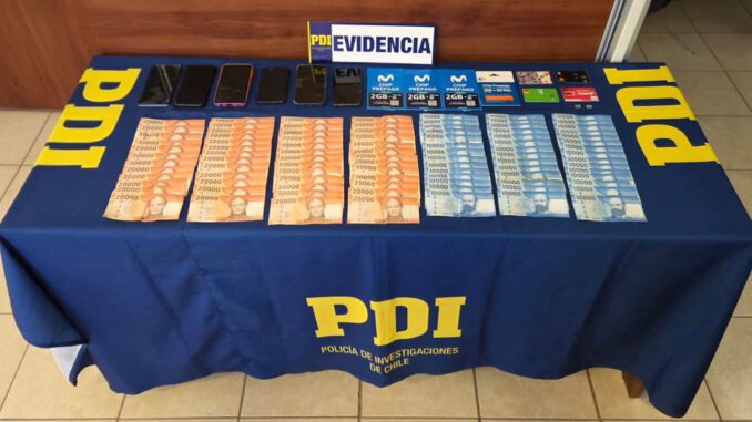Agente de la PDI realizando diligencias policiales en el contexto de una investigación por extorsión
