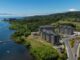 Vista panorámica de Pucón y el lago Villarrica durante temporada alta turística