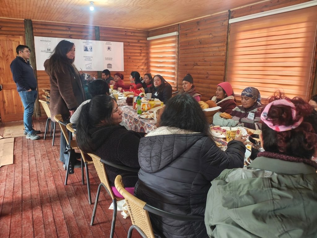 Emprendedoras indígenas de Santa Bárbara participando en el proyecto Sabores que Cultivan para mejorar sus ventas.