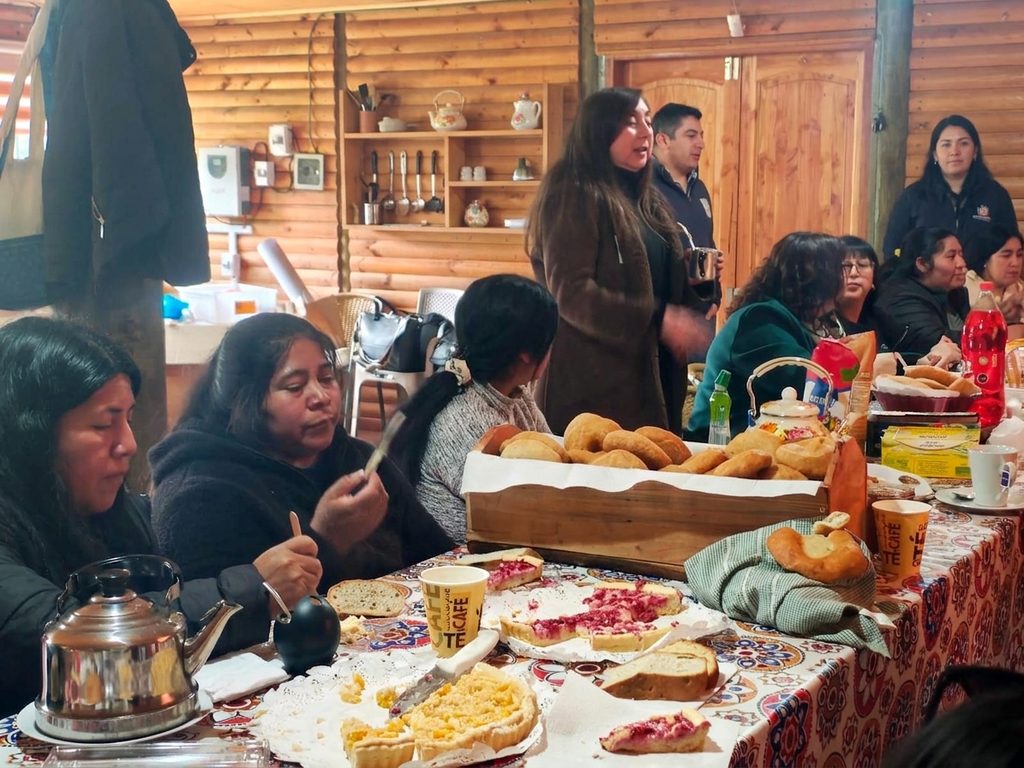 Emprendedoras indígenas de Santa Bárbara participando en el proyecto Sabores que Cultivan para mejorar sus ventas.