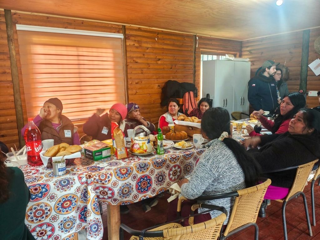 Emprendedoras indígenas de Santa Bárbara participando en el proyecto Sabores que Cultivan para mejorar sus ventas.