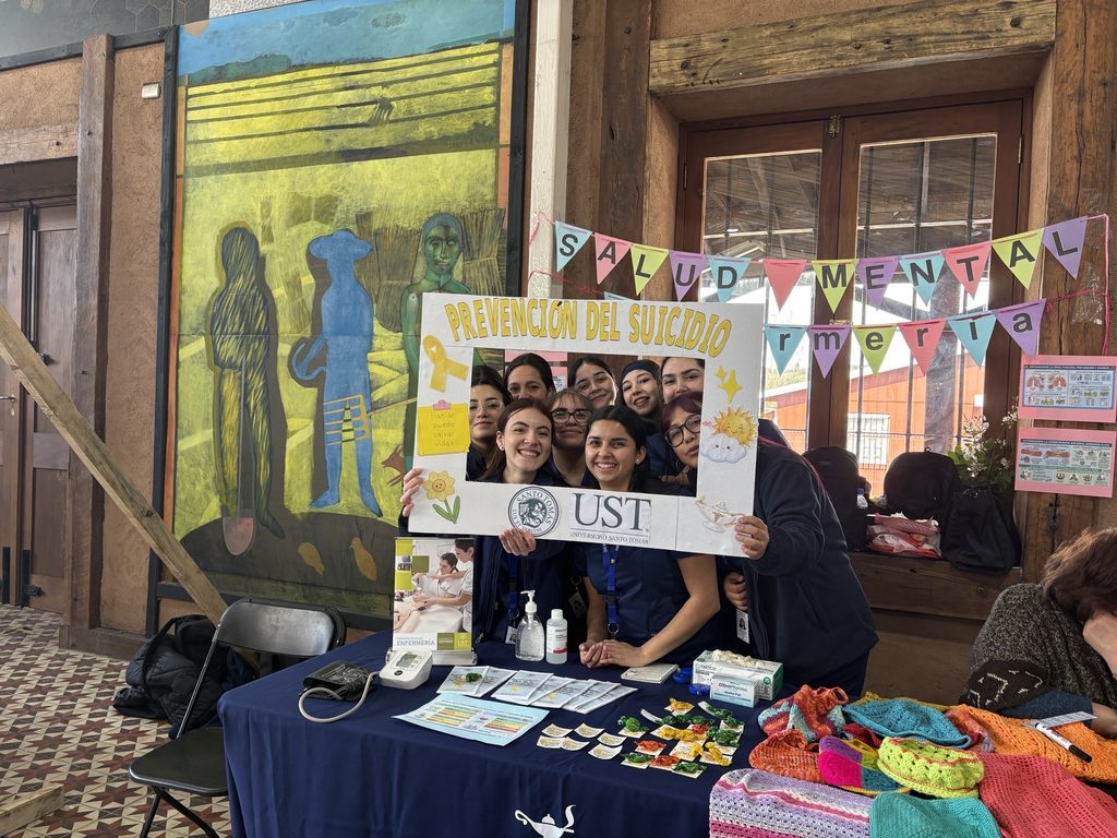 Estudiantes de enfermería de la UST realizando controles de salud a personas mayores en Santa Bárbara
