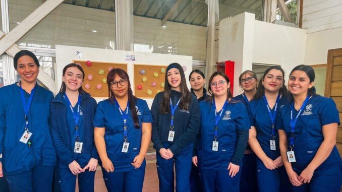Estudiantes de enfermería de la UST realizando controles de salud a personas mayores en Santa Bárbara
