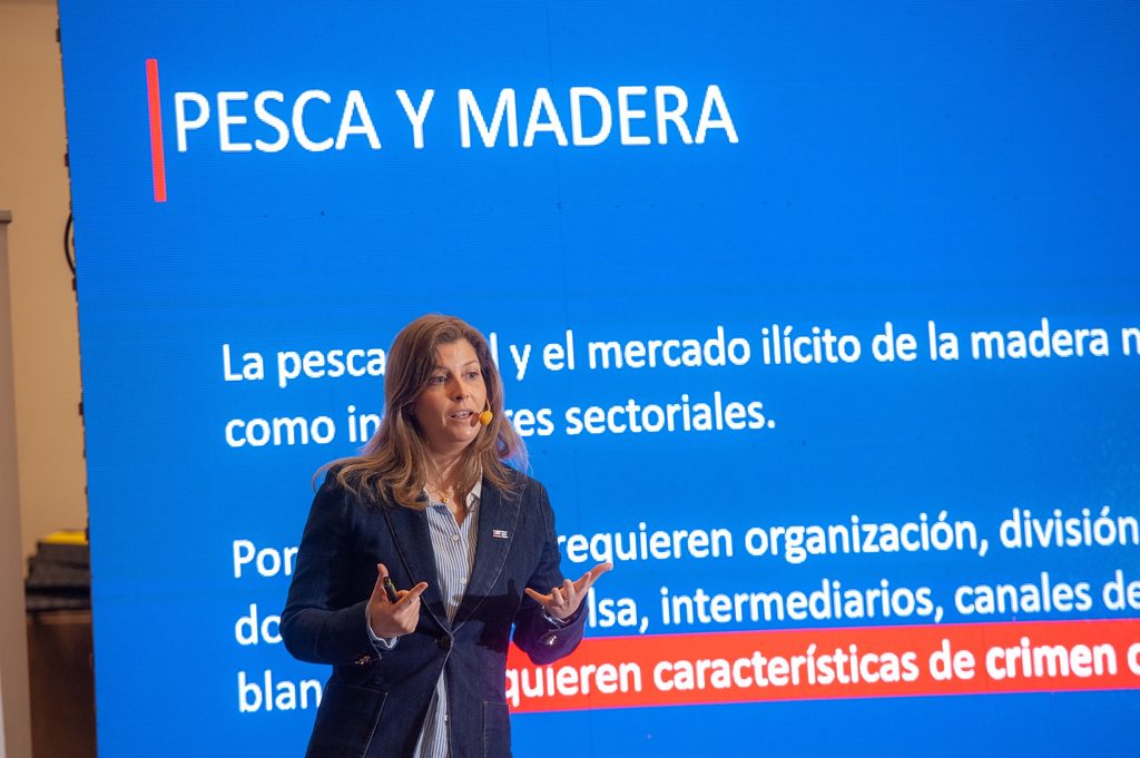 Embarcaciones pesqueras en el mar representando la lucha contra la pesca ilegal