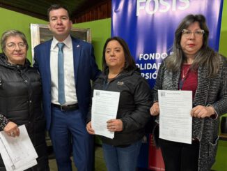 Autoridades del FOSIS junto a emprendedores de Quillón en el inicio del programa Emprendamos Avanzado