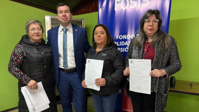 Autoridades del FOSIS junto a emprendedores de Quillón en el inicio del programa Emprendamos Avanzado