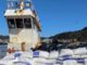 Autoridades locales supervisando el embarque de alimento concentrado hacia Isla Mocha en el muelle de Lebu