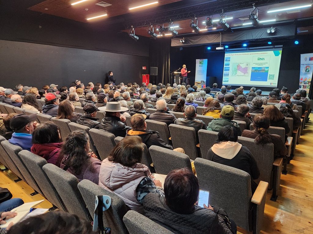 Agricultores participando en un seminario técnico de agricultura y ganadería en Los Ángeles