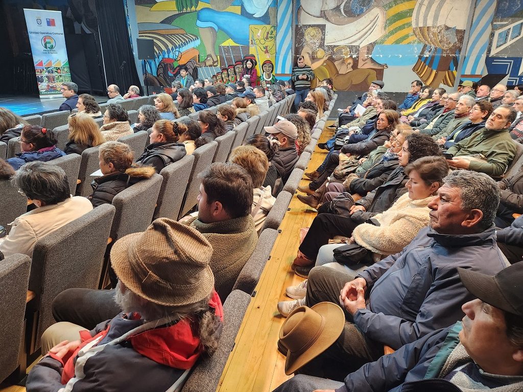 Agricultores participando en un seminario técnico de agricultura y ganadería en Los Ángeles