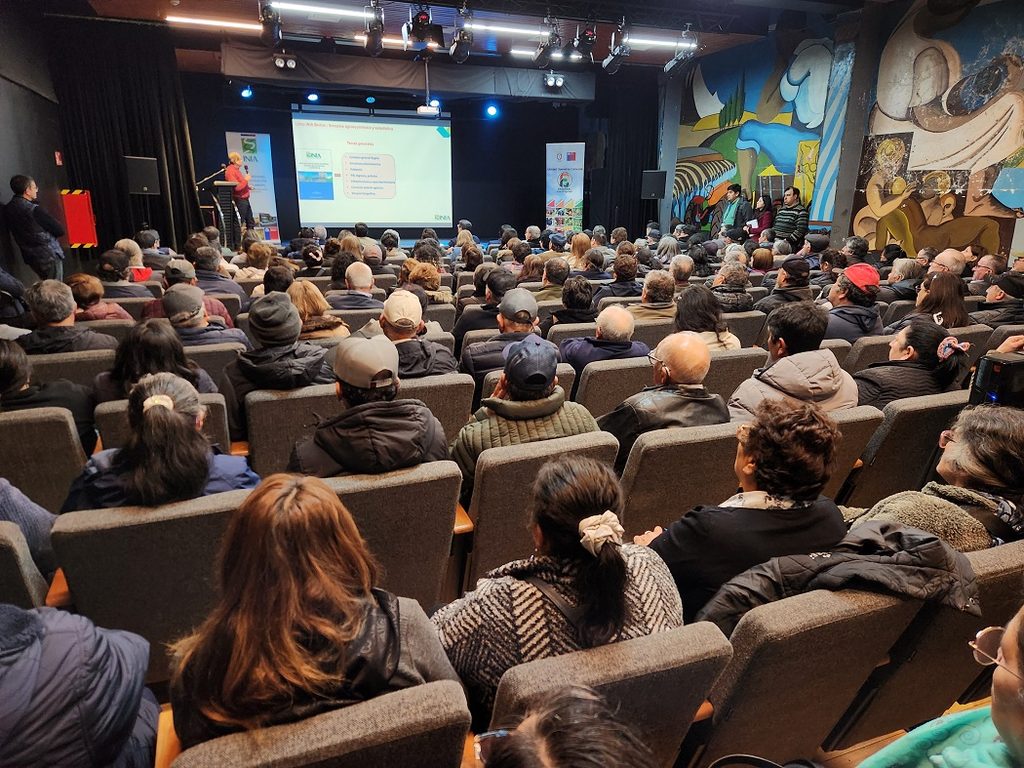 Agricultores participando en un seminario técnico de agricultura y ganadería en Los Ángeles