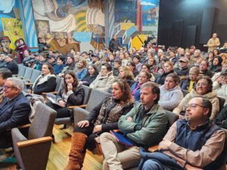 Agricultores participando en un seminario técnico de agricultura y ganadería en Los Ángeles