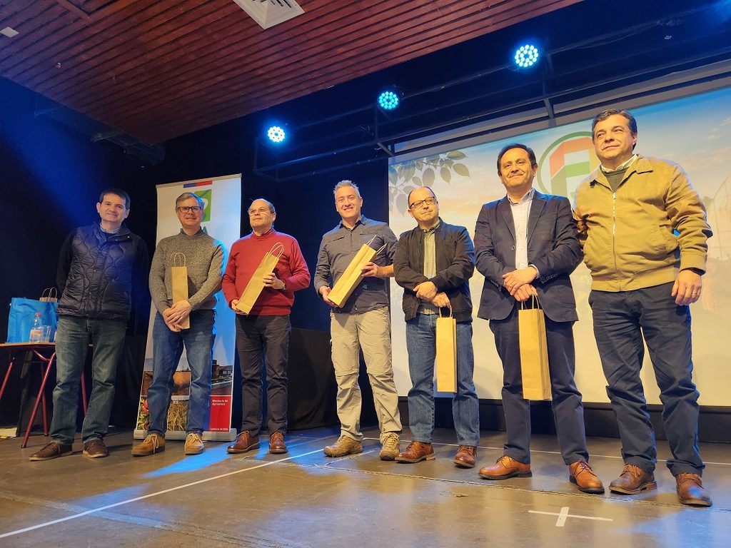 Agricultores participando en un seminario técnico de agricultura y ganadería en Los Ángeles