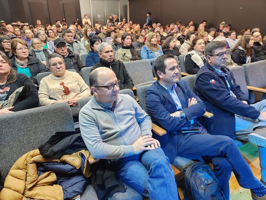 Agricultores participando en un seminario técnico de agricultura y ganadería en Los Ángeles