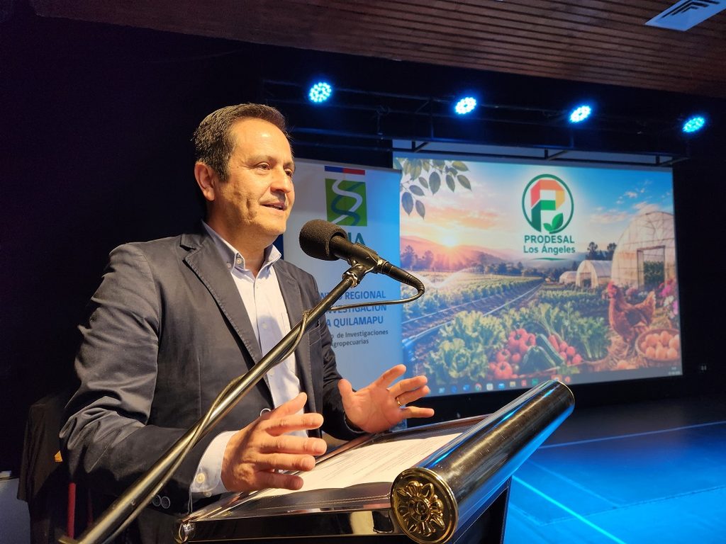 Agricultores participando en un seminario técnico de agricultura y ganadería en Los Ángeles