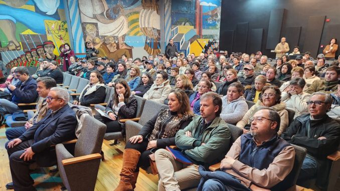 Agricultores participando en un seminario técnico de agricultura y ganadería en Los Ángeles