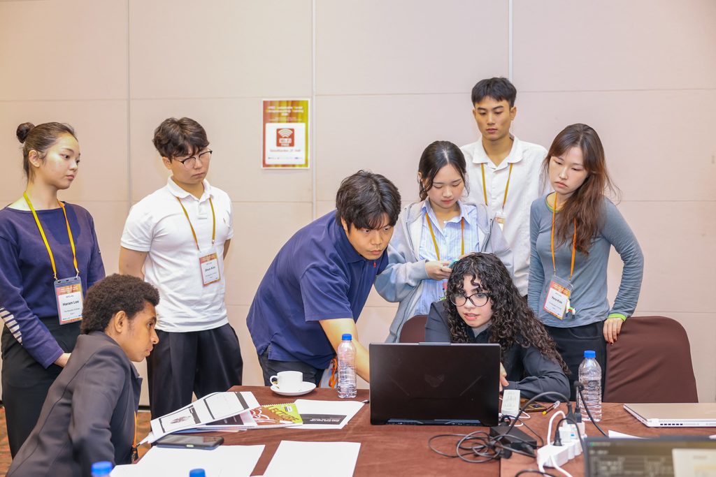 Estudiantes chilenos participantes del programa PROVOCA en un taller de emprendimiento sostenible en Corea