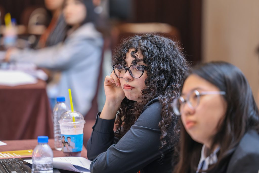 Estudiantes chilenos participantes del programa PROVOCA en un taller de emprendimiento sostenible en Corea