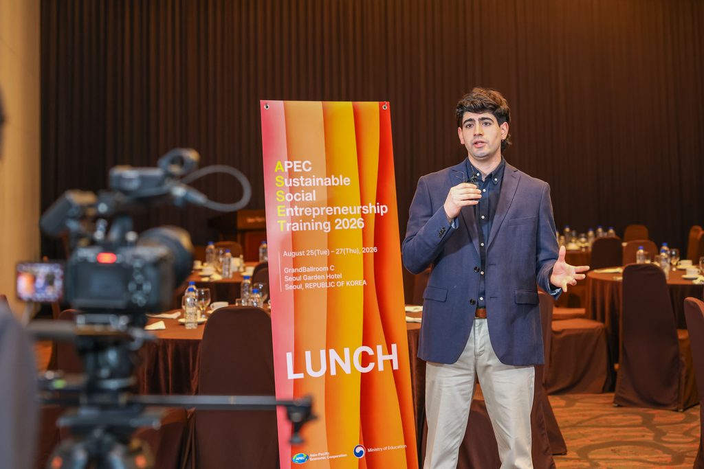 Estudiantes chilenos participantes del programa PROVOCA en un taller de emprendimiento sostenible en Corea
