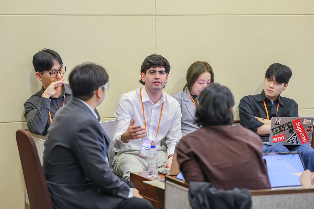 Estudiantes chilenos participantes del programa PROVOCA en un taller de emprendimiento sostenible en Corea