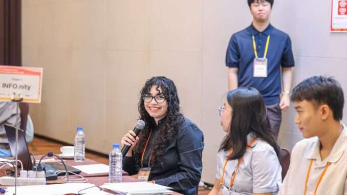 Estudiantes chilenos participantes del programa PROVOCA en un taller de emprendimiento sostenible en Corea