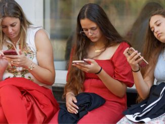 Estudiante joven utilizando un dispositivo digital mientras intenta leer y comprender información en internet