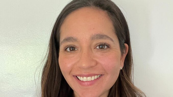 Persona escuchando atentamente a otra en un entorno de apoyo para salud mental