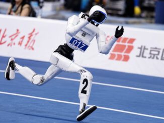Robot humanoide Tiangong Omni corriendo en una pista de atletismo con una postura inclinada inusual