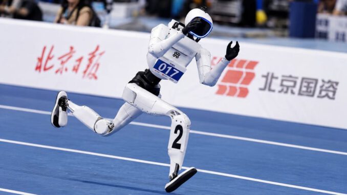 Robot humanoide Tiangong Omni corriendo en una pista de atletismo con una postura inclinada inusual