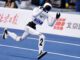 Robot humanoide Tiangong Omni corriendo en una pista de atletismo con una postura inclinada inusual