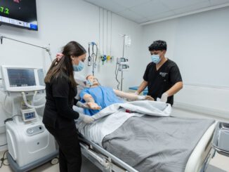 Estudiante de medicina practicando un procedimiento médico en un entorno de simulación clínica segura