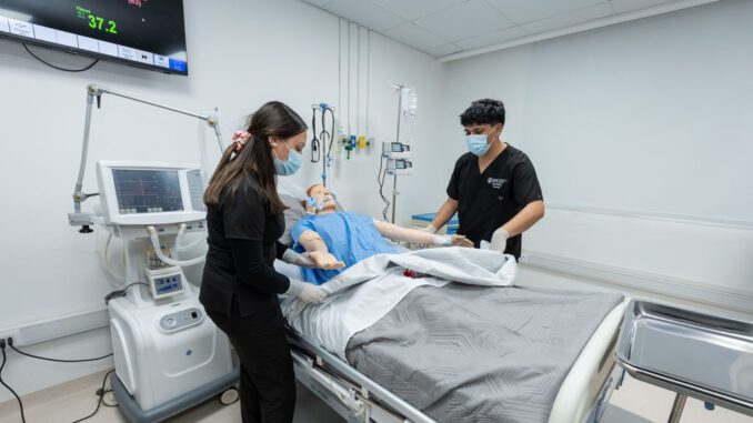 Estudiante de medicina practicando un procedimiento médico en un entorno de simulación clínica segura