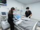 Estudiante de medicina practicando un procedimiento médico en un entorno de simulación clínica segura
