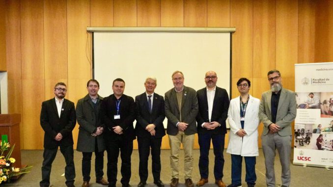 Autoridades y médicos especialistas en la inauguración del programa de subespecialidad en Medicina Intensiva en el Hospital Las Higueras