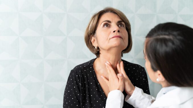 Especialista médico realizando una revisión de cuello para detección temprana de cáncer de tiroides