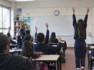 Estudiante en el aula moviéndose para lograr autorregulación y atención
